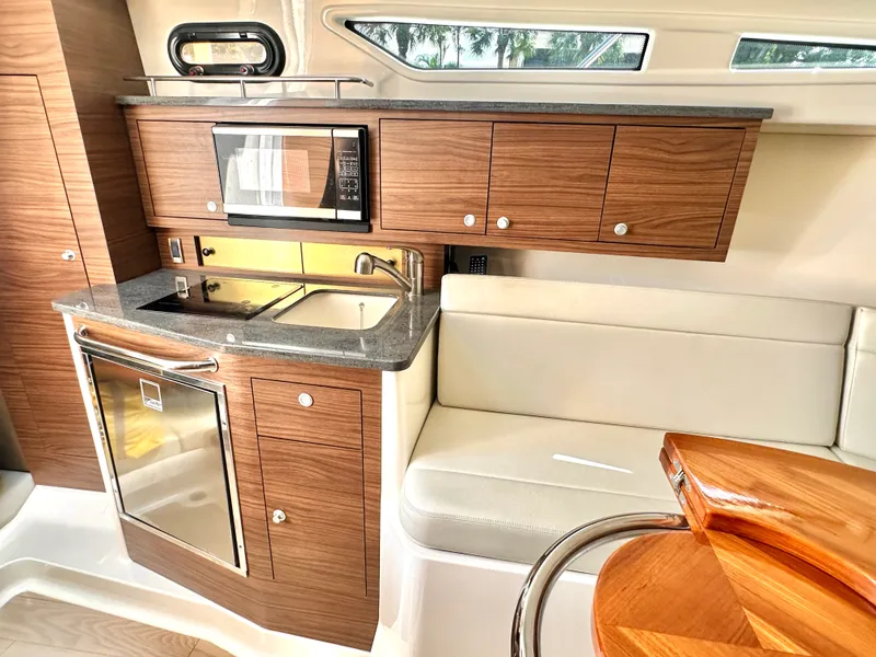 Slide: The Image of Boston Whaler 325 CONQUEST 2021 - 25