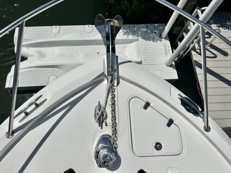 Slide: The Image of Boston Whaler 325 CONQUEST 2021 - 30