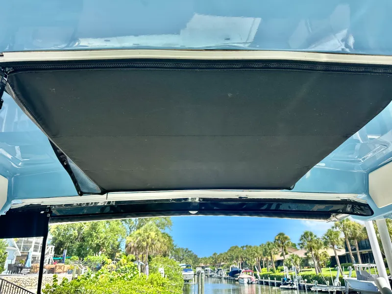 Slide: The Image of Boston Whaler 325 CONQUEST 2021 - 21