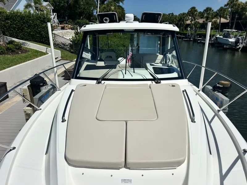 Slide: The Image of Boston Whaler 325 CONQUEST 2021 - 32