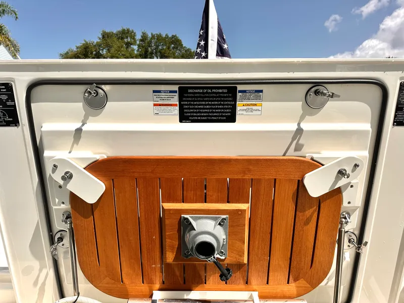 Slide: The Image of Boston Whaler 325 CONQUEST 2021 - 9