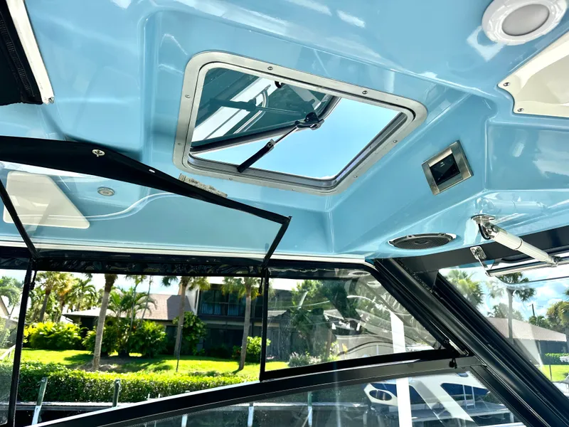 Slide: The Image of Boston Whaler 325 CONQUEST 2021 - 19