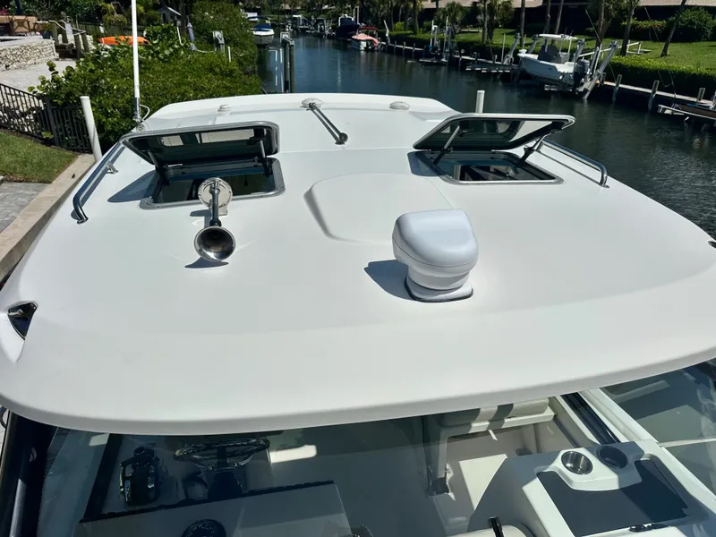 Slide: The Image of Boston Whaler 325 CONQUEST 2021 - 33