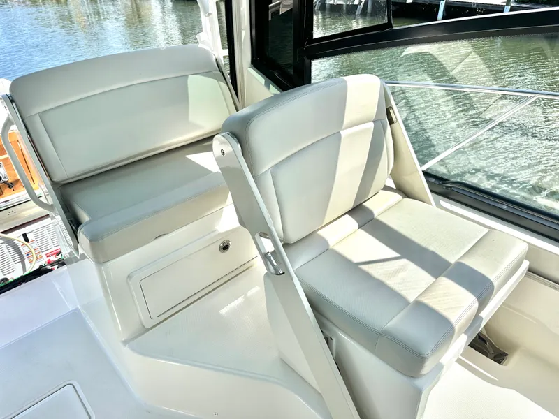 Slide: The Image of Boston Whaler 325 CONQUEST 2021 - 13