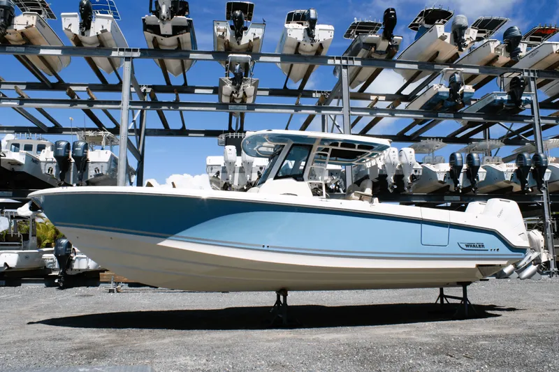 The Image of Boston Whaler 330 Outrage 2026 - 0