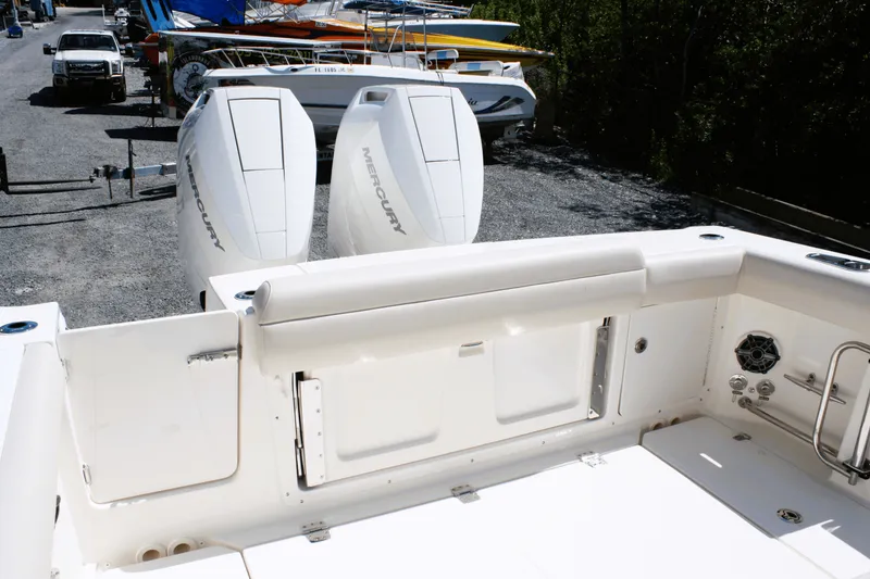 Slide: The Image of Boston Whaler 330 Outrage 2026 - 10
