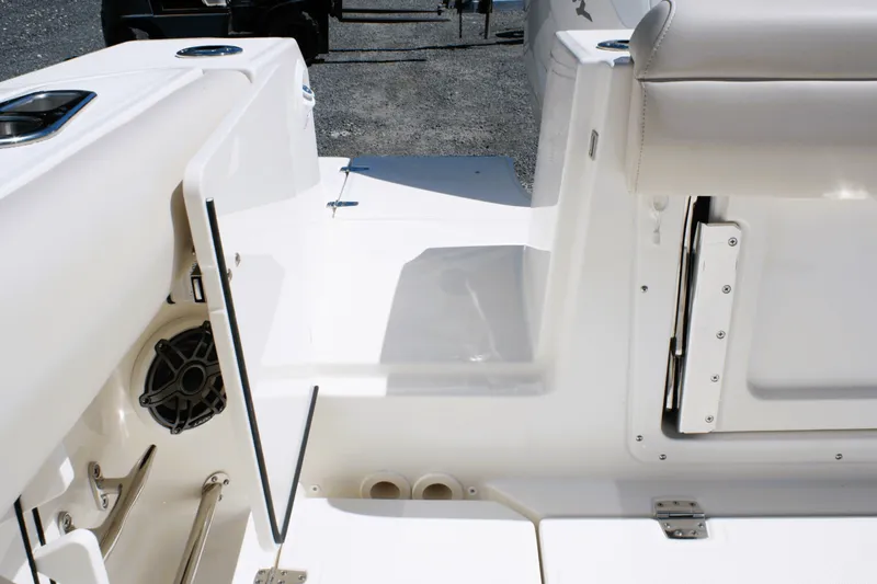 Slide: The Image of Boston Whaler 330 Outrage 2026 - 14