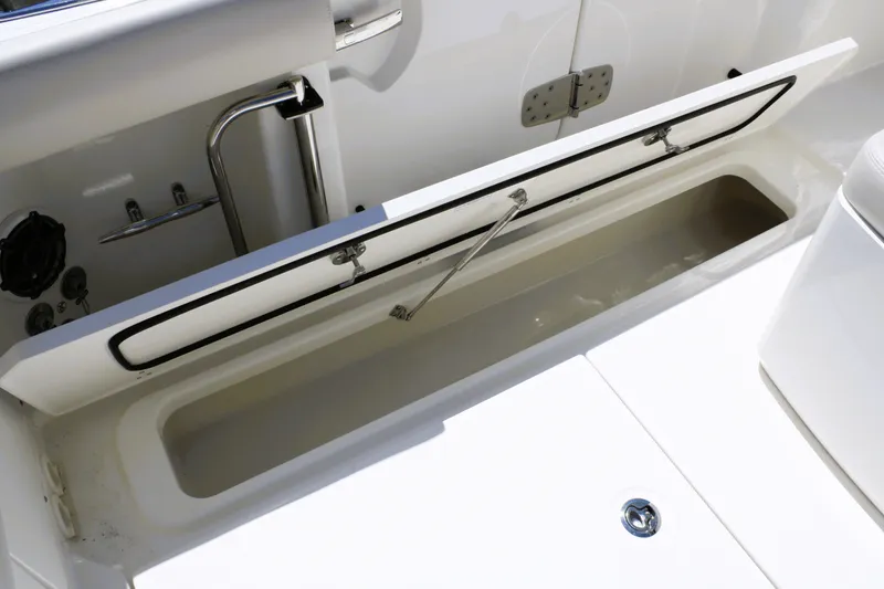 Slide: The Image of Boston Whaler 330 Outrage 2026 - 18