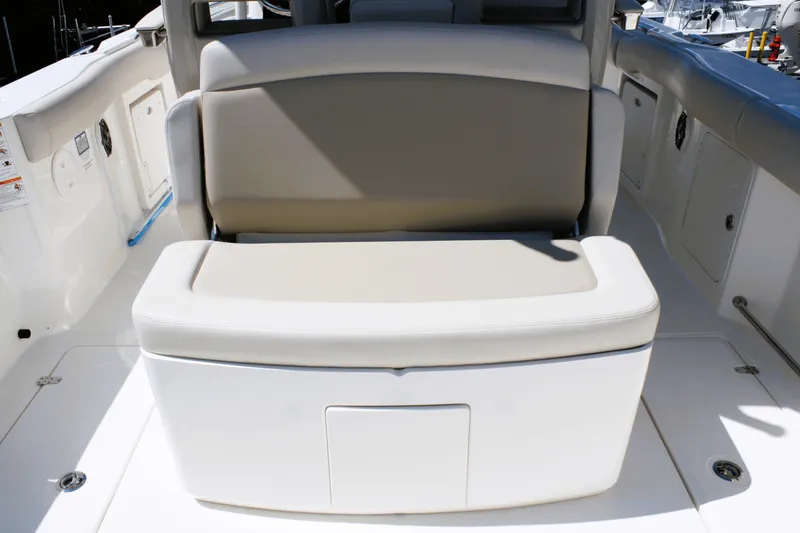 Slide: The Image of Boston Whaler 330 Outrage 2026 - 19