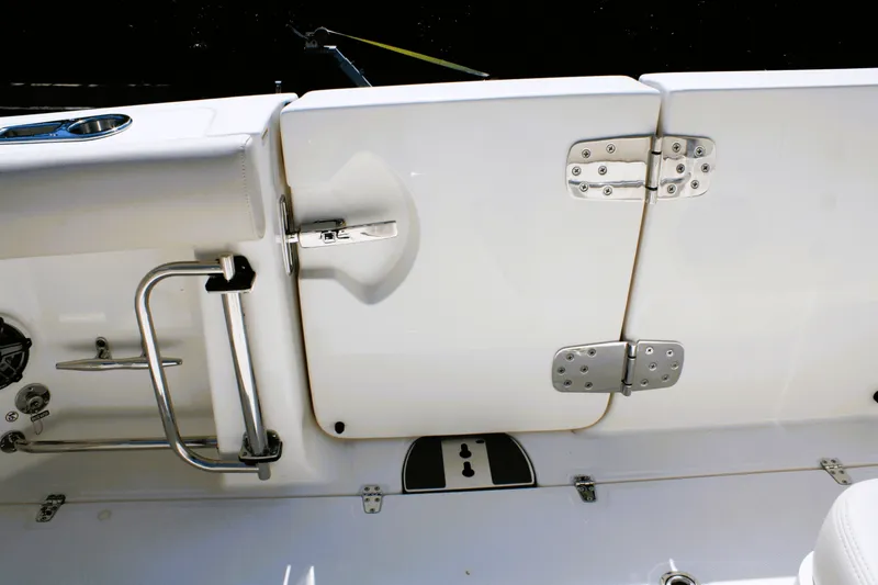 Slide: The Image of Boston Whaler 330 Outrage 2026 - 21