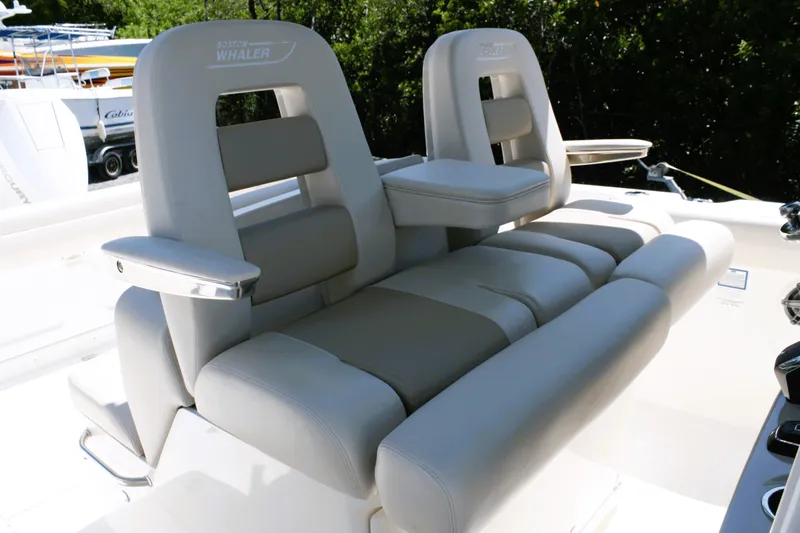 Slide: The Image of Boston Whaler 330 Outrage 2026 - 23