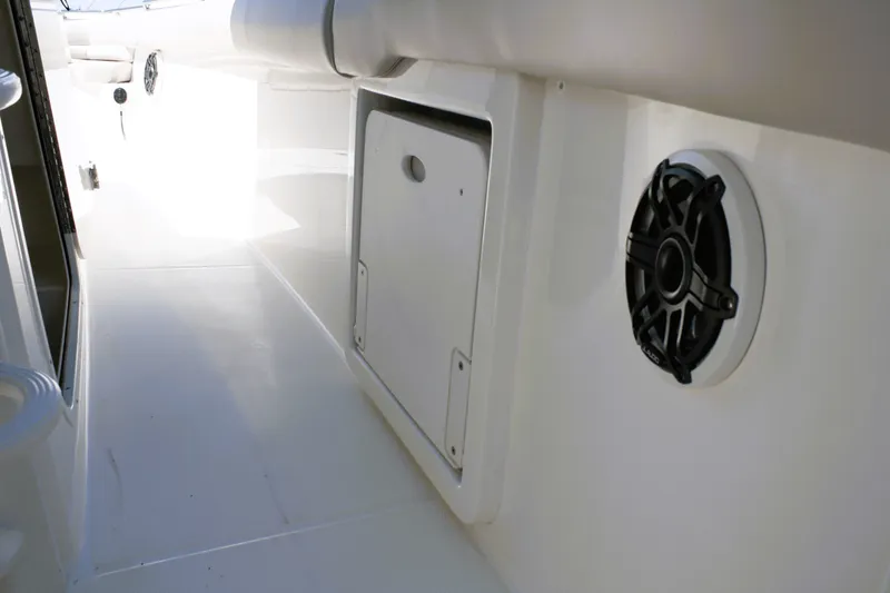 Slide: The Image of Boston Whaler 330 Outrage 2026 - 31