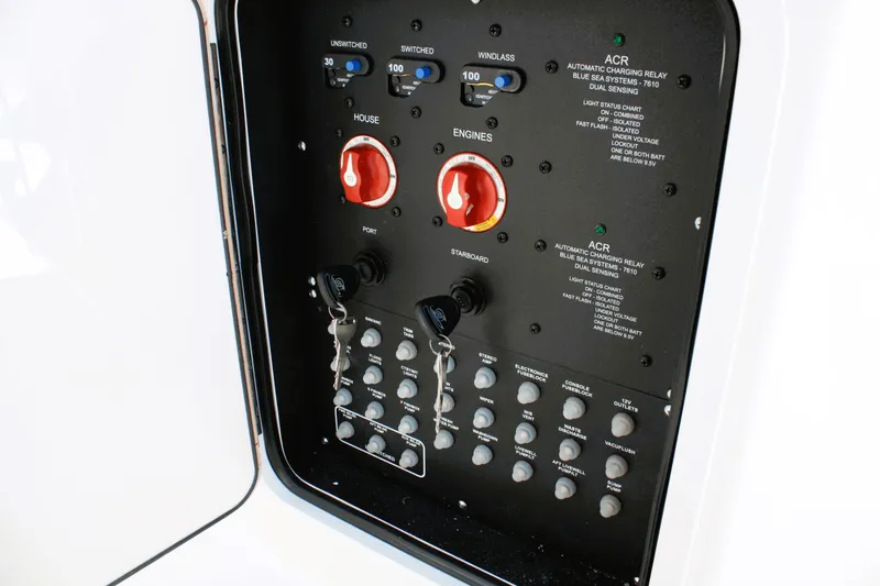 Slide: The Image of Boston Whaler 330 Outrage 2026 - 33