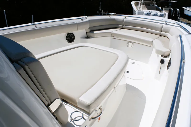 Slide: The Image of Boston Whaler 330 Outrage 2026 - 36