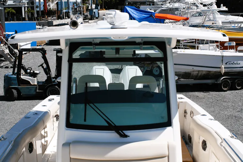 Slide: The Image of Boston Whaler 330 Outrage 2026 - 40