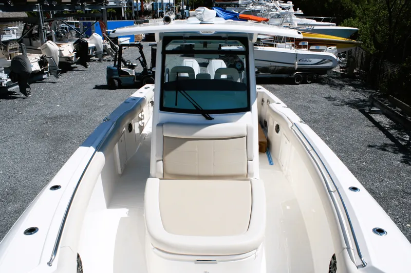 Slide: The Image of Boston Whaler 330 Outrage 2026 - 41