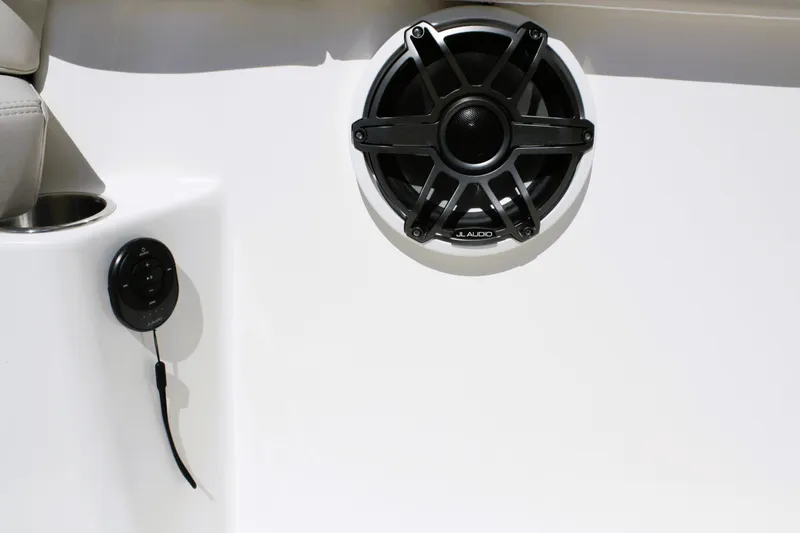 Slide: The Image of Boston Whaler 330 Outrage 2026 - 46