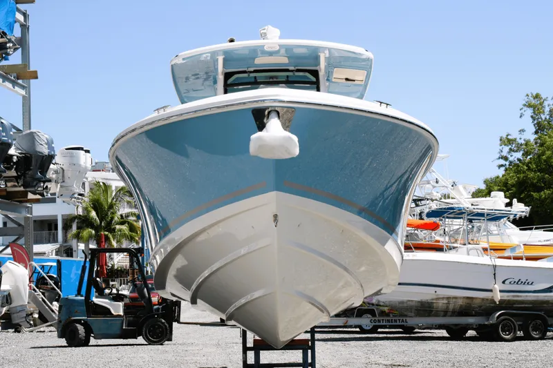 Slide: The Image of Boston Whaler 330 Outrage 2026 - 5