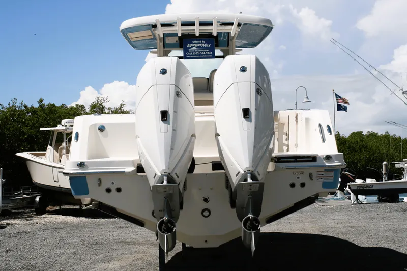 Slide: The Image of Boston Whaler 330 Outrage 2026 - 7