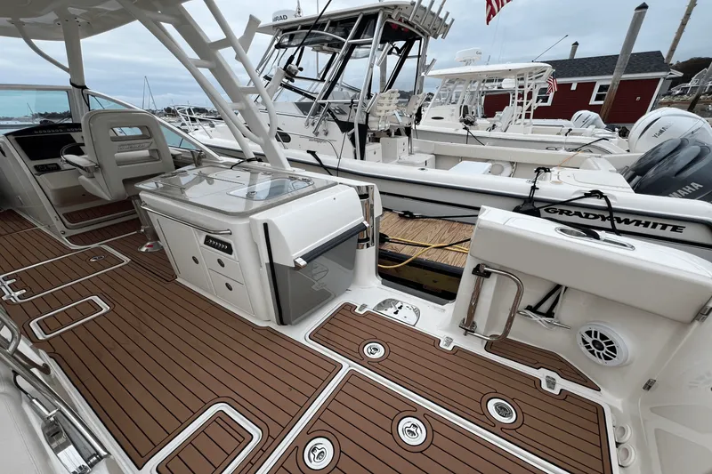 Slide: The Image of Boston Whaler 320 VANTAGE 2017 - 10