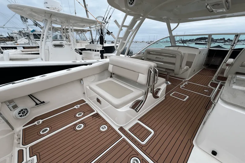 Slide: The Image of Boston Whaler 320 VANTAGE 2017 - 11