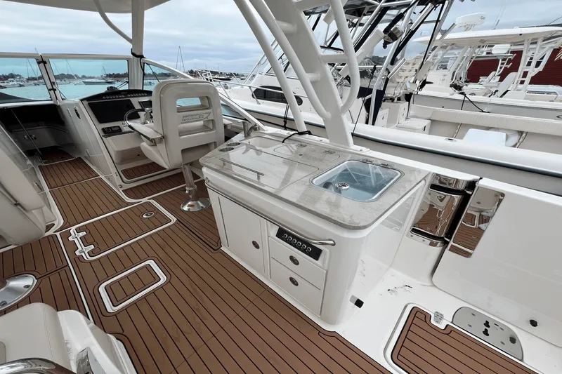 Slide: The Image of Boston Whaler 320 VANTAGE 2017 - 12