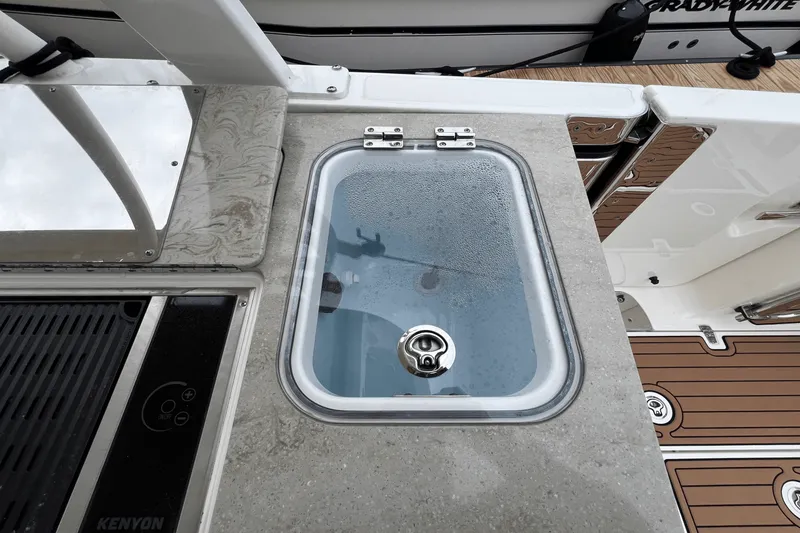 Slide: The Image of Boston Whaler 320 VANTAGE 2017 - 14