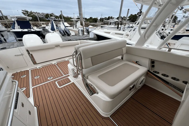 Slide: The Image of Boston Whaler 320 VANTAGE 2017 - 15