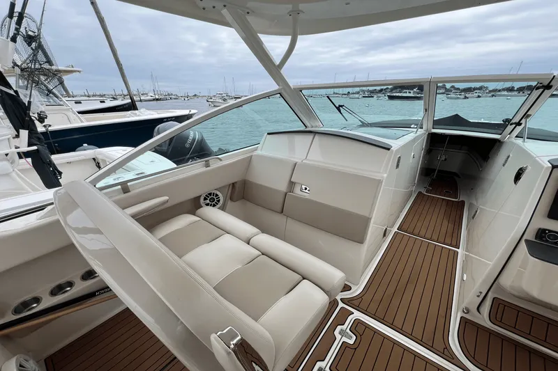 Slide: The Image of Boston Whaler 320 VANTAGE 2017 - 16