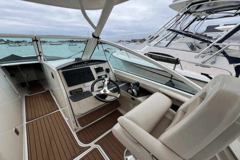 Slide: The Image of Boston Whaler 320 VANTAGE 2017 - 17