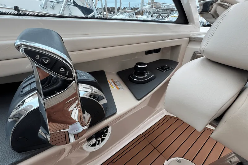 Slide: The Image of Boston Whaler 320 VANTAGE 2017 - 18