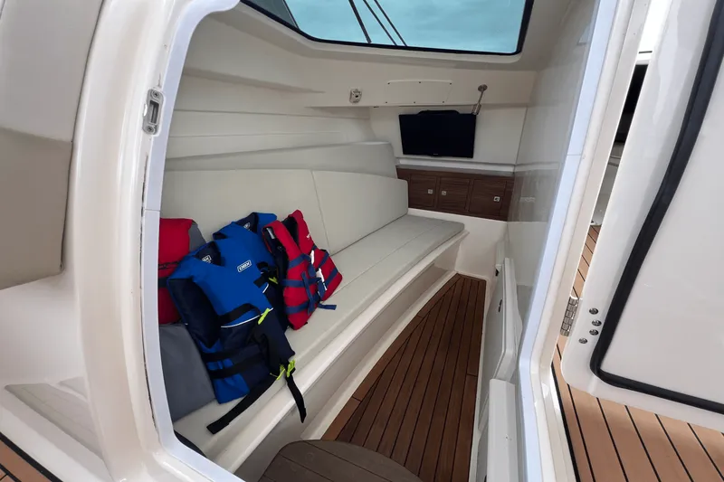 Slide: The Image of Boston Whaler 320 VANTAGE 2017 - 19