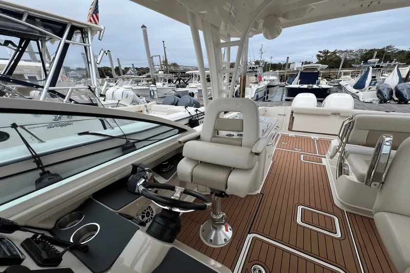 Slide: The Image of Boston Whaler 320 VANTAGE 2017 - 20