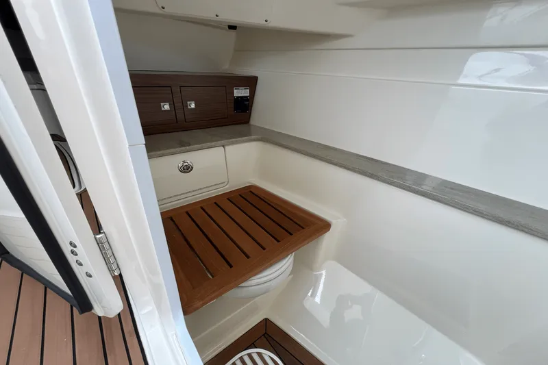 Slide: The Image of Boston Whaler 320 VANTAGE 2017 - 22