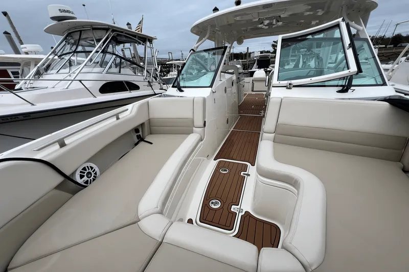 Slide: The Image of Boston Whaler 320 VANTAGE 2017 - 28