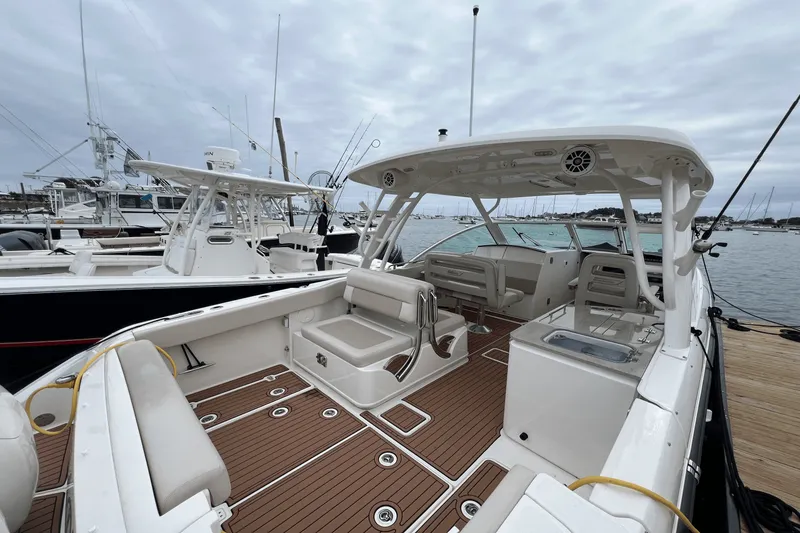 Slide: The Image of Boston Whaler 320 VANTAGE 2017 - 6