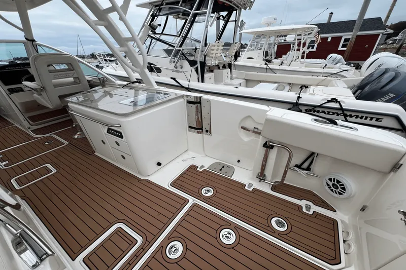 Slide: The Image of Boston Whaler 320 VANTAGE 2017 - 9