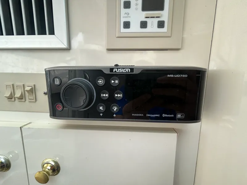 Slide: The Image of Maxum 3300 SCR 2000 - 57