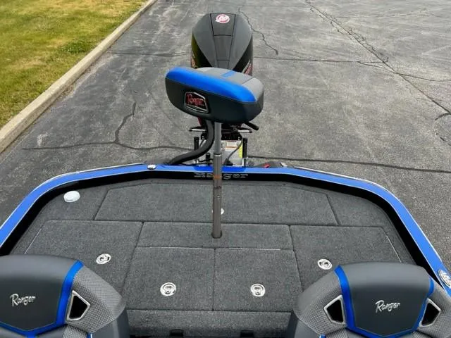 Slide: The Image of 2023 Ranger Z520R boat interior with seats and motor. - 6