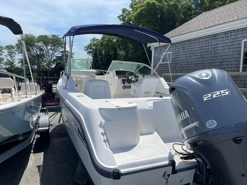 Slide: The Image of 2002 Boston Whaler VENTURA 210 boat with Yamaha 225 outboard motor. - 3