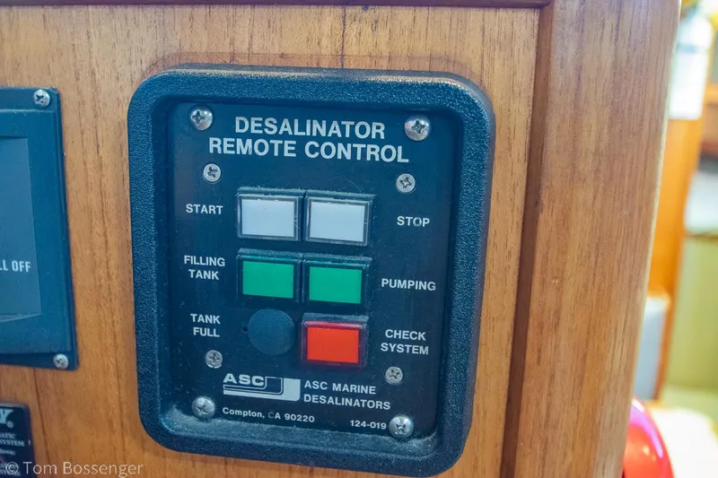 Slide: The Image of Chris-Craft Corinthian 1986 - 64