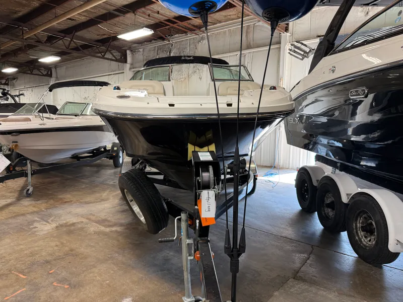 Slide: The Image of Sea Ray 220 SD 2012 - 59