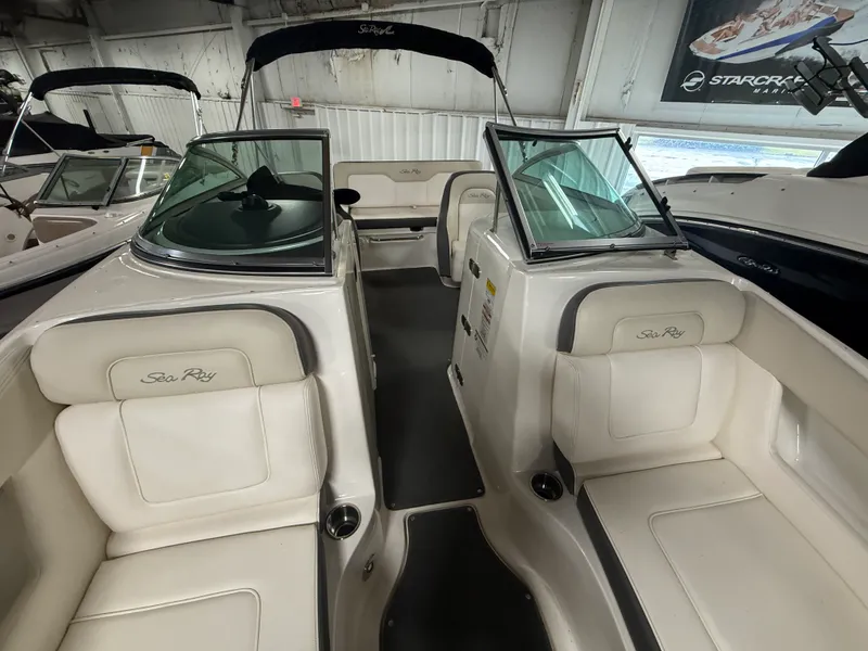 Slide: The Image of Sea Ray 220 SD 2012 - 62