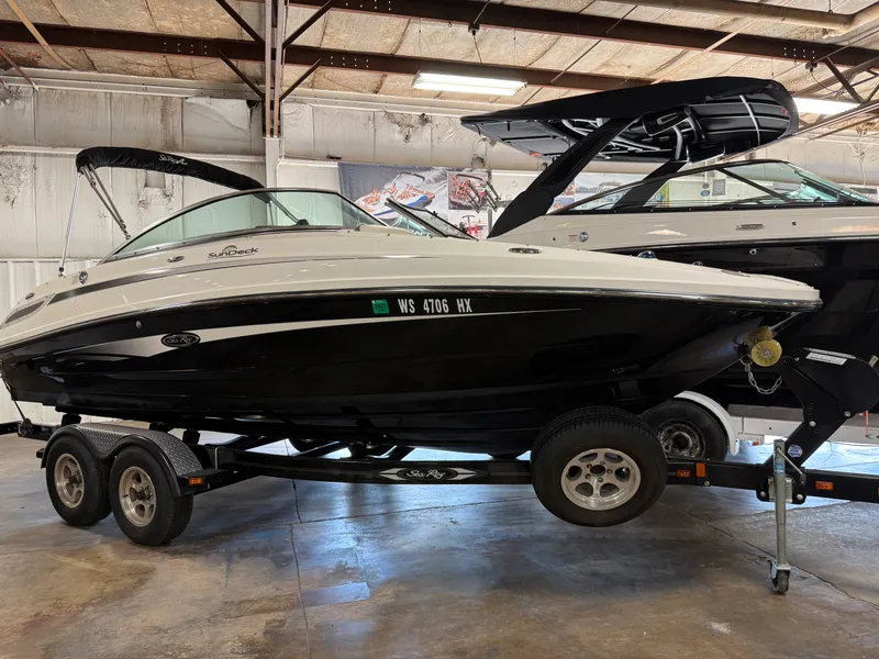 The Image of Sea Ray 220 SD 2012 - 0