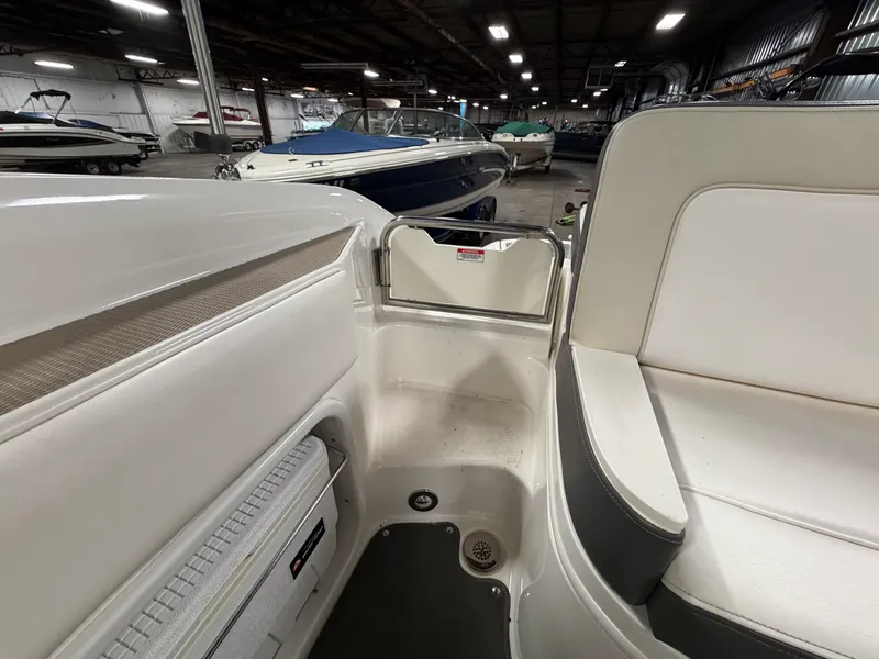 Slide: The Image of Sea Ray 220 SD 2012 - 40