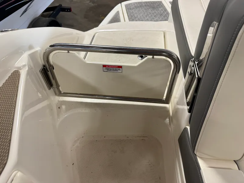 Slide: The Image of Sea Ray 220 SD 2012 - 87