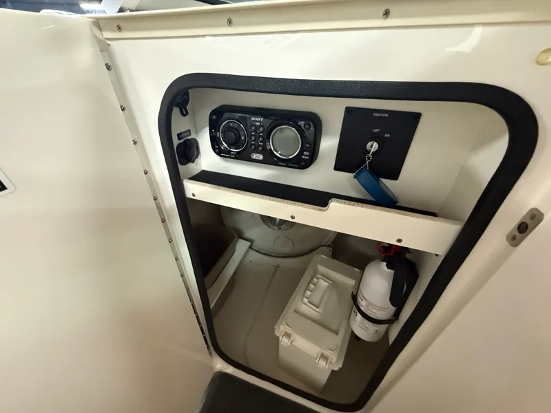 Slide: The Image of Sea Ray 220 SD 2012 - 79
