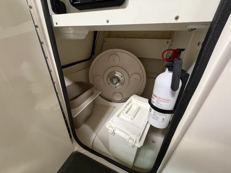 Slide: The Image of Sea Ray 220 SD 2012 - 37
