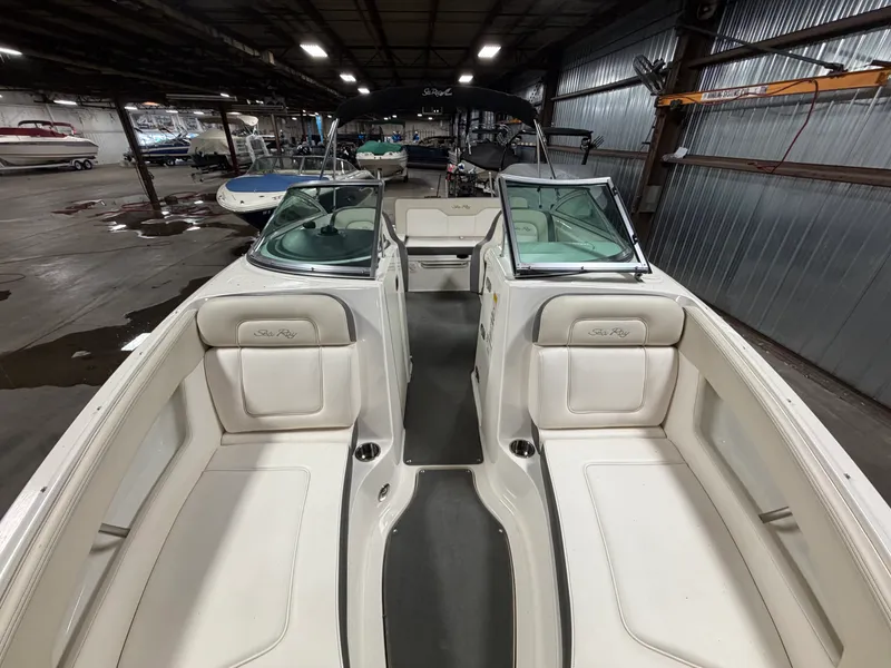 Slide: The Image of Sea Ray 220 SD 2012 - 32
