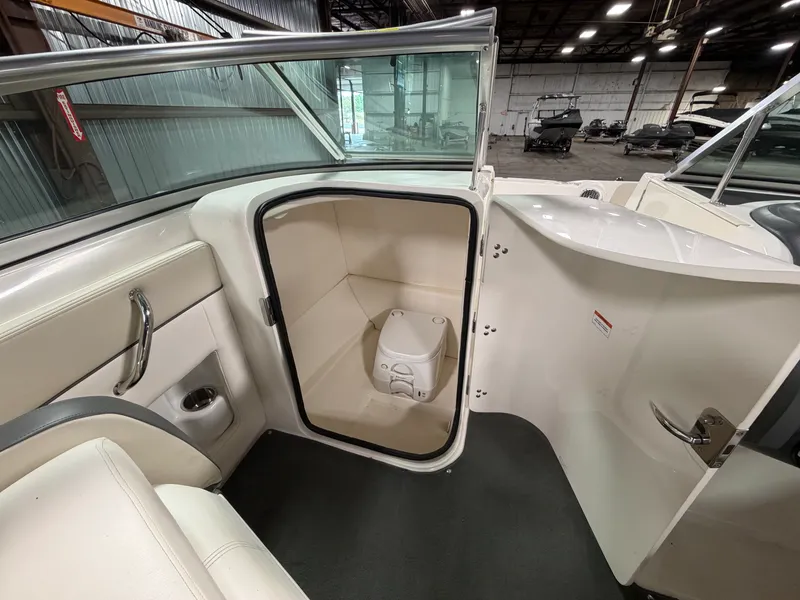Slide: The Image of Sea Ray 220 SD 2012 - 23